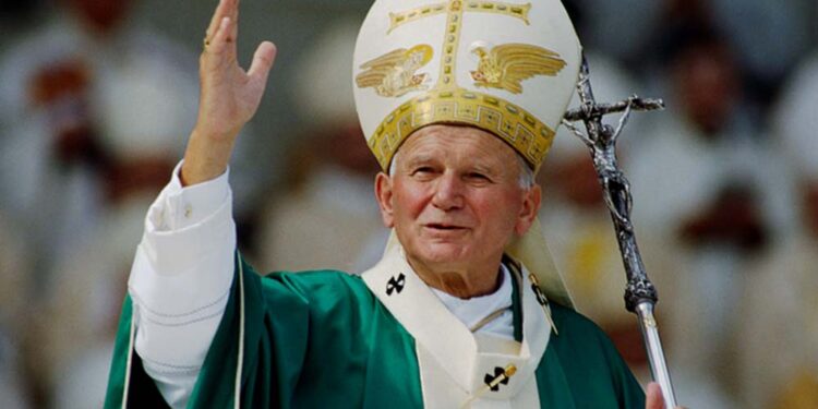 Elos de João Paulo 2º a abusos de menores chocam Polônia