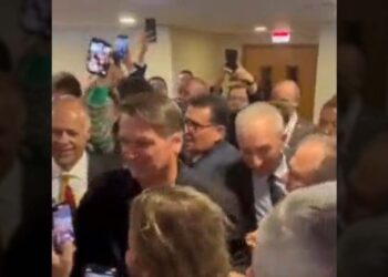 Bolsonaro durante sua chegada à sede do PL, em Brasília