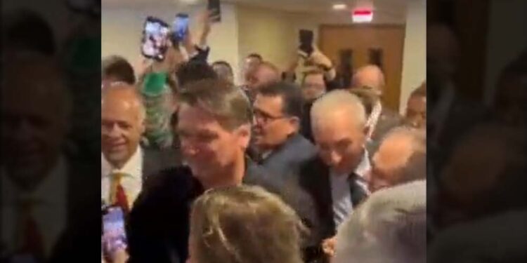 Bolsonaro durante sua chegada à sede do PL, em Brasília