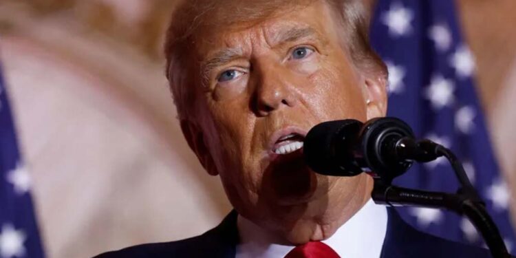 Ex-presidente Donald Trump durante discurso em Palm Beach