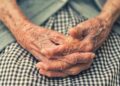 Homem é preso por maltratar e manter própria mãe de 94 anos