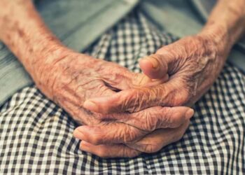 Homem é preso por maltratar e manter própria mãe de 94 anos