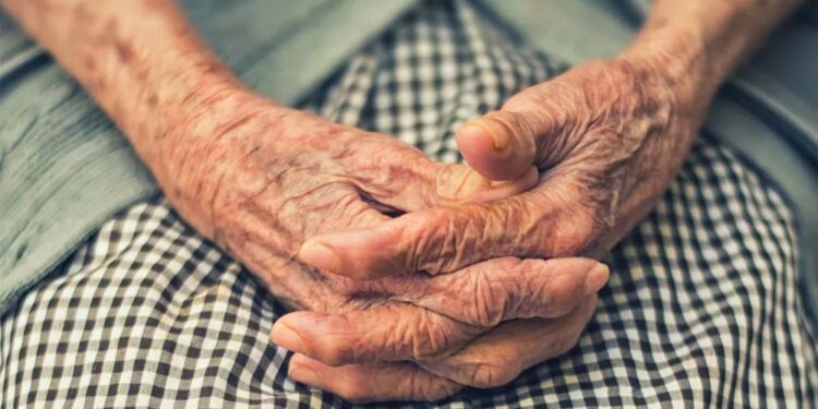 Homem é preso por maltratar e manter própria mãe de 94 anos