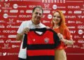 Presidente do Vitória, Fábio Mota, com a porta-voz da Fatal Model, Nina Sag