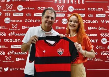 Presidente do Vitória, Fábio Mota, com a porta-voz da Fatal Model, Nina Sag