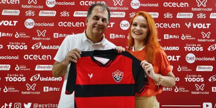 Presidente do Vitória, Fábio Mota, com a porta-voz da Fatal Model, Nina Sag