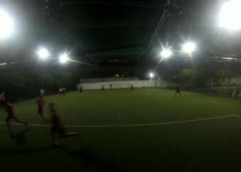 Jogadores correm após tiros serem disparados em campo de futebol society em Olinda