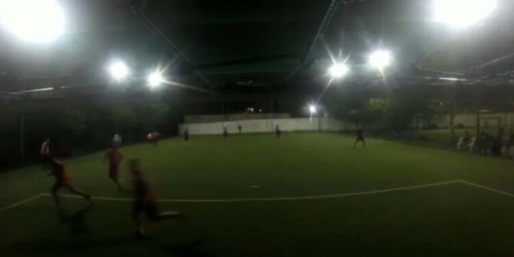 Jogadores correm após tiros serem disparados em campo de futebol society em Olinda