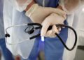 Médico que fez aborto legal em menina de 10 anos vence processo contra padre que o acusou de “assassino”