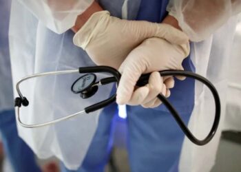 Médico que fez aborto legal em menina de 10 anos vence processo contra padre que o acusou de “assassino”