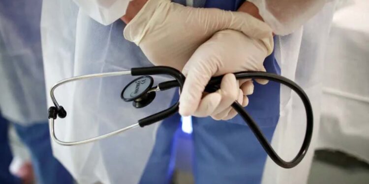 Médico que fez aborto legal em menina de 10 anos vence processo contra padre que o acusou de “assassino”