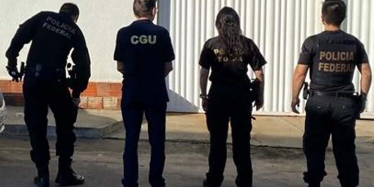 Agentes da CGU e PF cumprem mandado de busca e apreensão