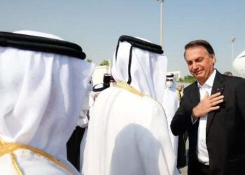 Bolsonaro também ganhou fuzil de príncipe árabe em viagem ao Oriente Médio