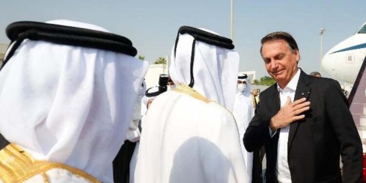 Bolsonaro também ganhou fuzil de príncipe árabe em viagem ao Oriente Médio