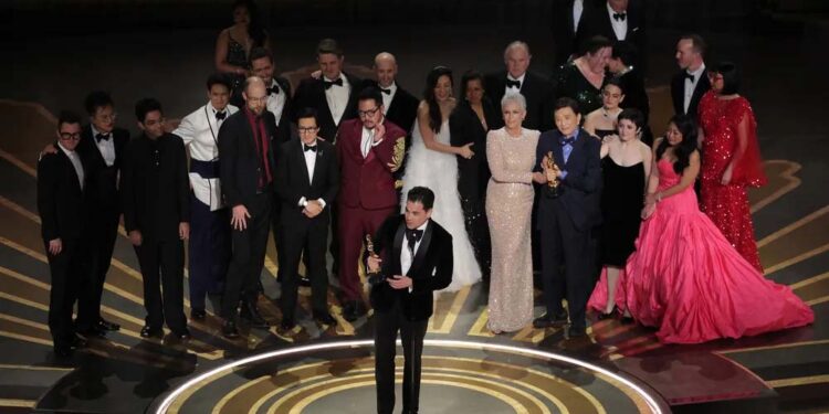 'Tudo em todo o lugar ao mesmo tempo' é grande ganhador com sete estatuetas