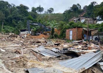 Estragos após deslizamento de terra no Jorge Teixeira, em Manaus