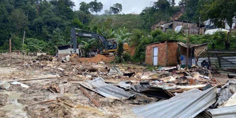 Estragos após deslizamento de terra no Jorge Teixeira, em Manaus