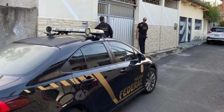 A corporação cumpre seis mandados de busca e apreensão