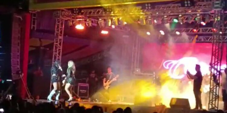 Danieze Santiago agita o público em Conde (PB)