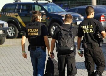 Agentes da Polícia Federal durante operação