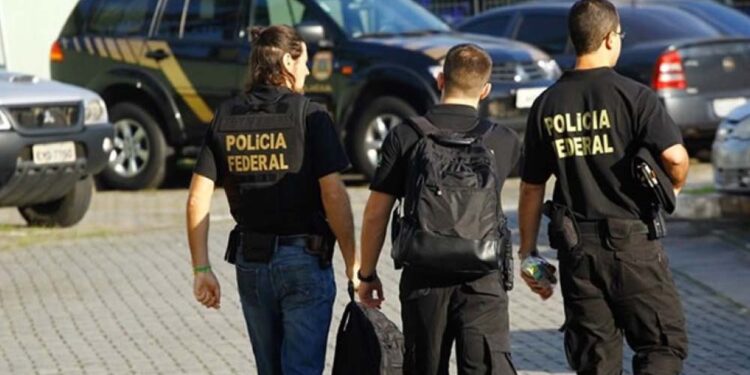 Agentes da Polícia Federal durante operação