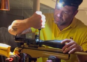 O empresário Thiago Brennand com uma de suas armas