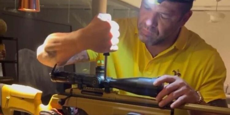 O empresário Thiago Brennand com uma de suas armas