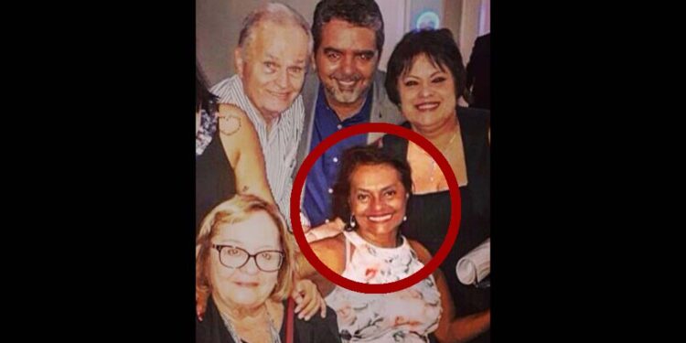 Regiane Xavier, em destaque, com amigos no Restaurante Arcádia, em Boa Viagem