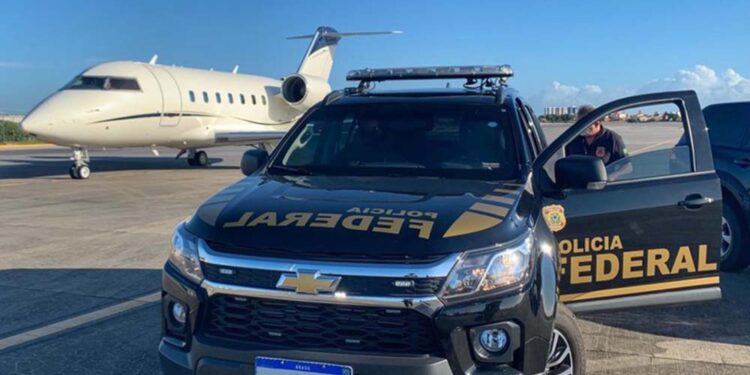 Agentes da Polícia Federal durante operação