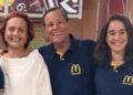 Xuxa Monte (à dir.) ao lado dos pais, Mário Jorge e Mariza