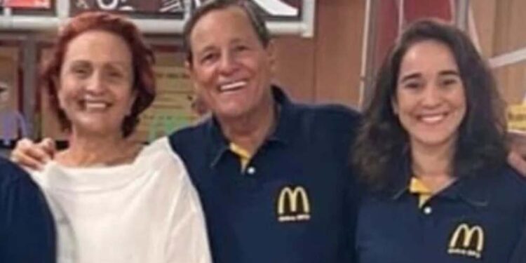 Xuxa Monte (à dir.) ao lado dos pais, Mário Jorge e Mariza