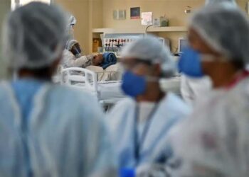 Lula assinou o Projeto de Lei do Congresso Nacional para o pagamento do piso da enfermagem, que aguarda aprovação do Congresso.