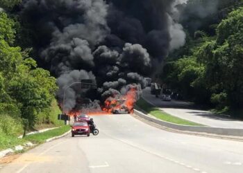 Veículos pegaram fogo após acidente na BR-408, em São Lourenço da Mata, no Grande Recife.