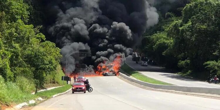 Veículos pegaram fogo após acidente na BR-408, em São Lourenço da Mata, no Grande Recife.