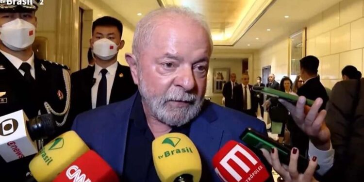 Lula visita Emirados Arábes para negociar acordos comerciais e do meio ambiente.