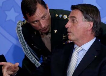 Tenente mandou funcionária excluir informação de que R$ 16,5 mi era 'presente pessoal' do ex-presidente.