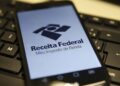 Isenção do Imposto de Renda para quem recebe até R$ 2.640 valerá a partir de 1º de maio, quando mínimo será reajustado.