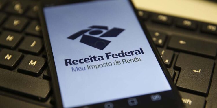 Isenção do Imposto de Renda para quem recebe até R$ 2.640 valerá a partir de 1º de maio, quando mínimo será reajustado.