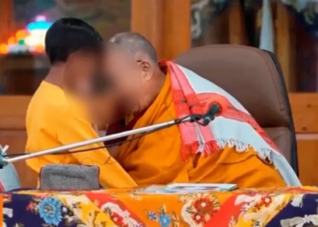 Dalai lama é acusado de pedir beijo a menino e mostrar a língua.