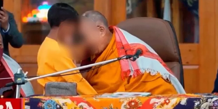 Dalai lama é acusado de pedir beijo a menino e mostrar a língua.
