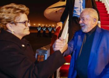 Dilma Rousseff recebe presidente Lula e comitiva durante visita a Xangai, na China.