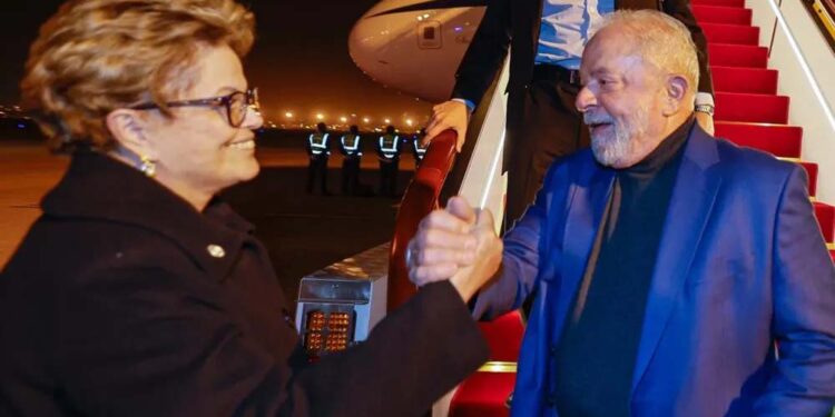 Dilma Rousseff recebe presidente Lula e comitiva durante visita a Xangai, na China.