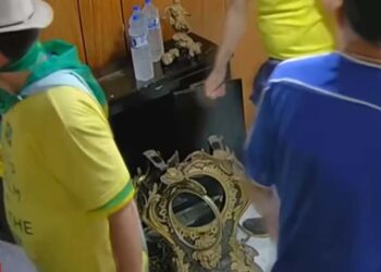 Imagens de câmera de segurança mostram falta de ação do GSI para conter manifestantes.