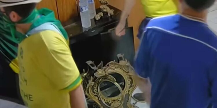 Imagens de câmera de segurança mostram falta de ação do GSI para conter manifestantes.