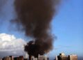 Incêndio que atingiu loja e casa no centro do Recife visto da Boa Vista. Imagem:
Gil Vicente Xaxas