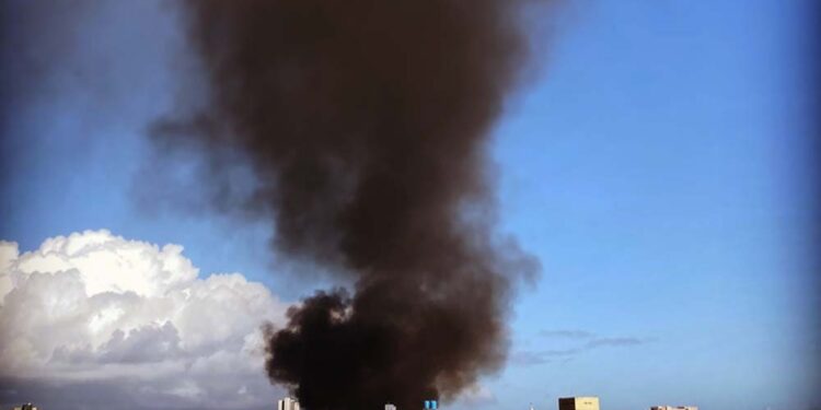 Incêndio que atingiu loja e casa no centro do Recife visto da Boa Vista. Imagem: 
Gil Vicente Xaxas