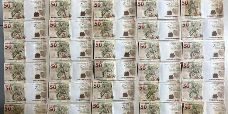 Homem é alvo de apreensão de notas falsas em Caruaru.