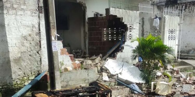 Casa destruída por explosão após vazamento de gás no Recife