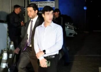 Filho de menor do empresário chega na sede da PF