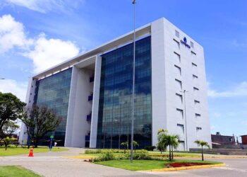 A servidora foi multada em R$ 27.549 e considerada inidônea para exercer cargos públicos.